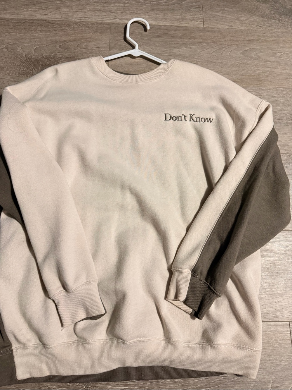 Contrast-Sleeve Crewneck Sweatshirt in Cream and Brown